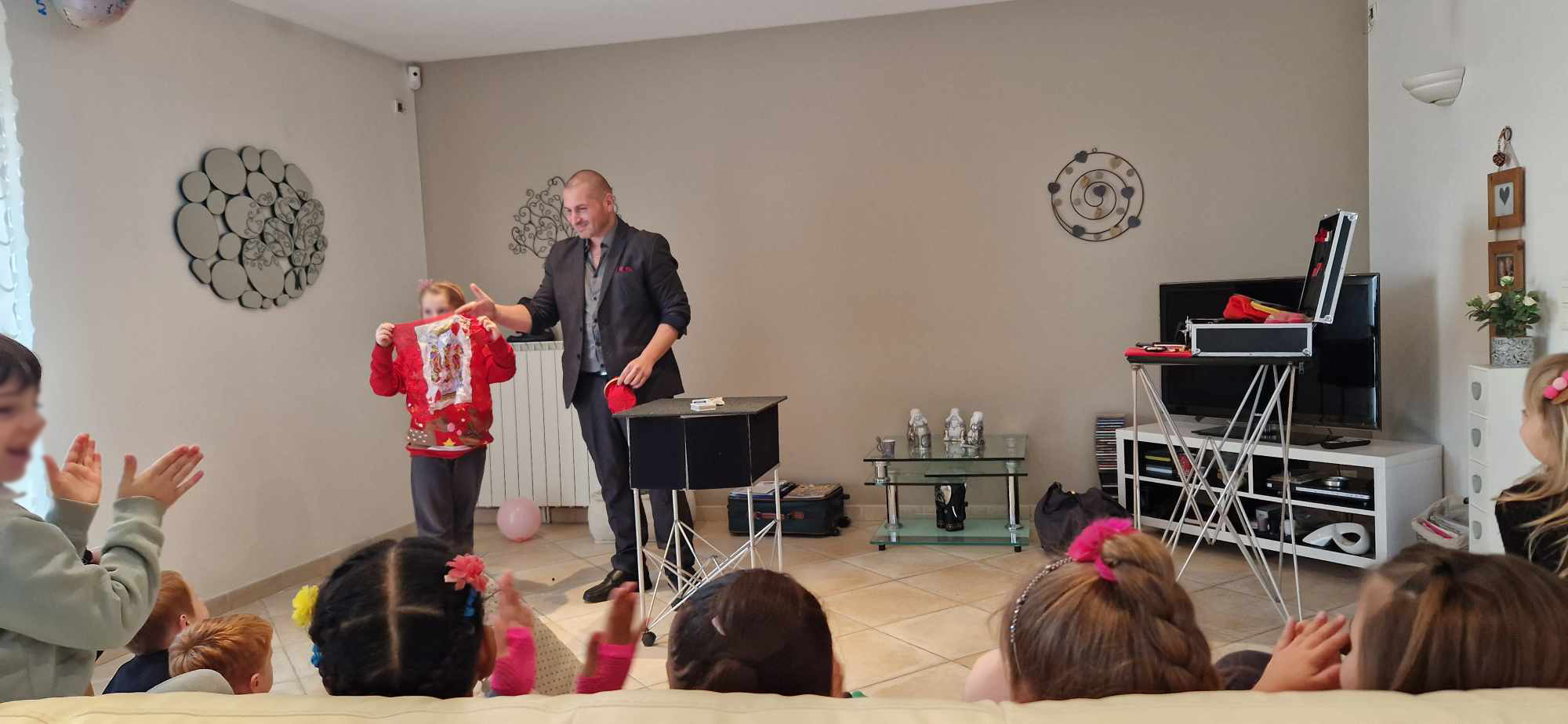 Enfants qui applaudissent pendant le spectacle